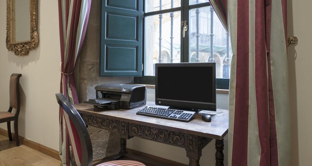 Palacio De Aviles Affiliated By Melia Kültér fotó A typical home office