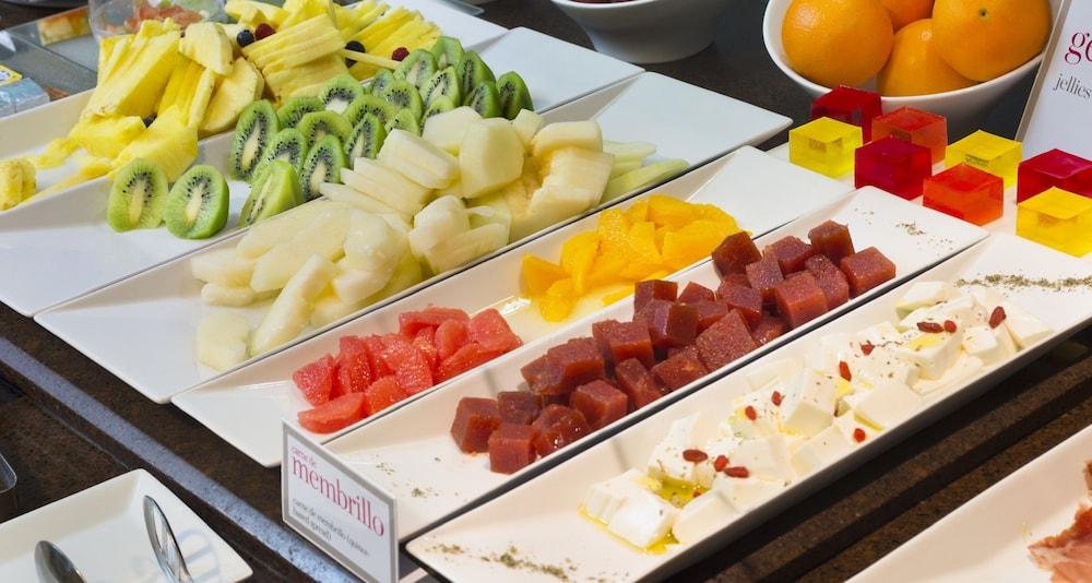 Palacio De Aviles Affiliated By Melia Kültér fotó Fruit and cheese at a buffet