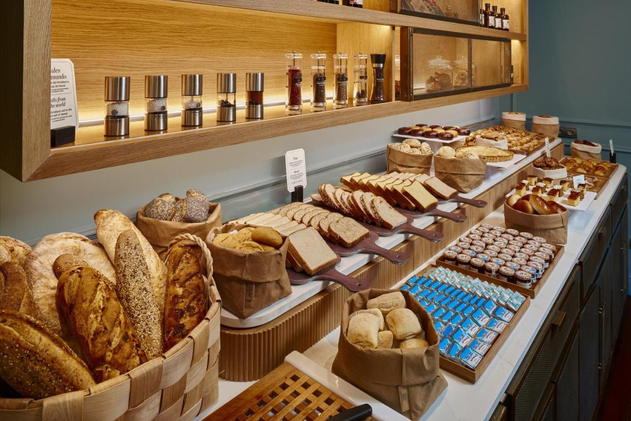Palacio De Aviles Affiliated By Melia Kültér fotó Bread and pastry at a buffet