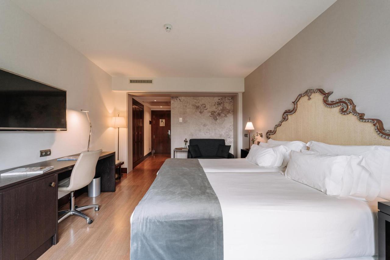Palacio De Aviles Affiliated By Melia Kültér fotó A room at the hotel