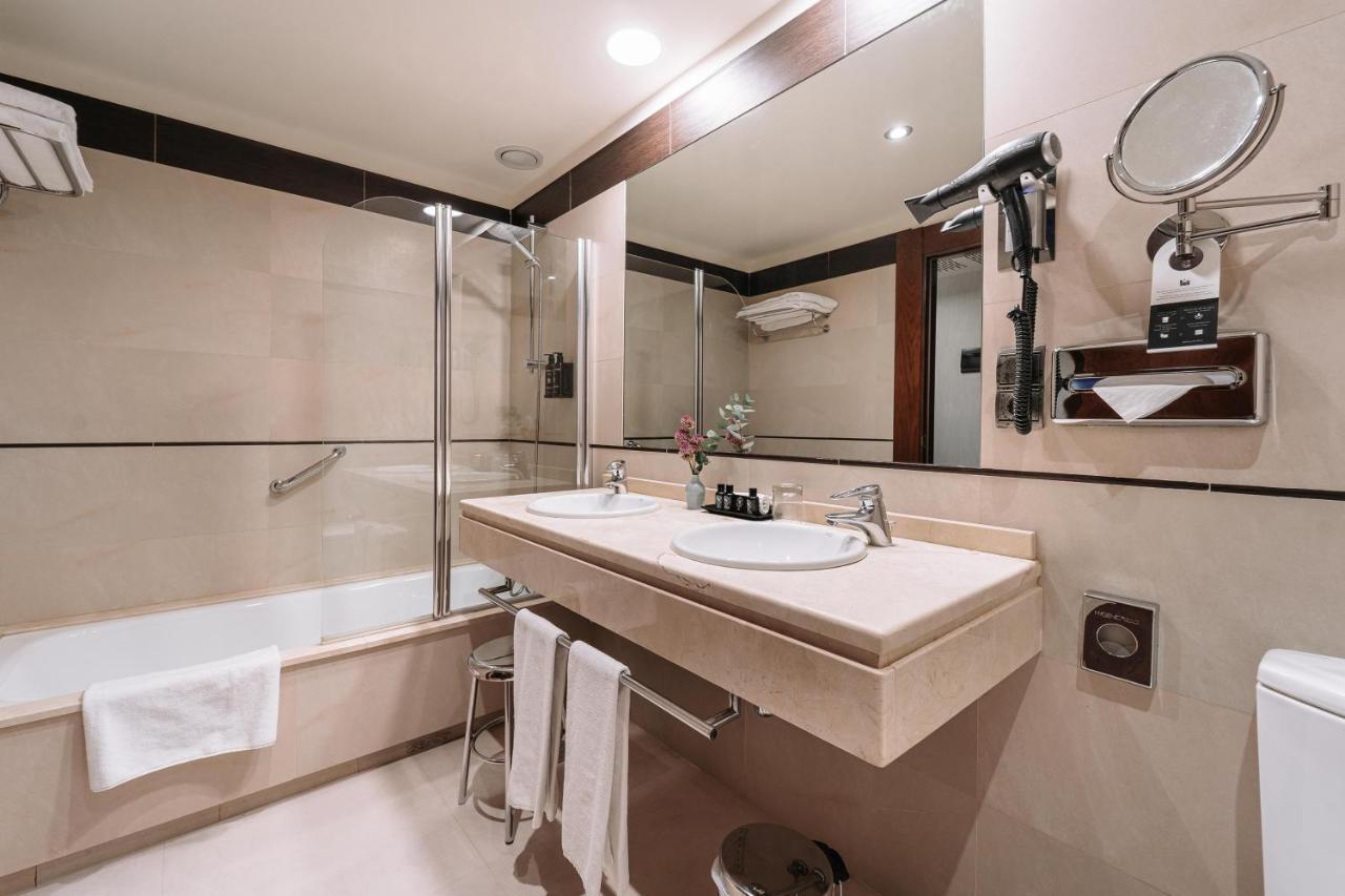 Palacio De Aviles Affiliated By Melia Kültér fotó Bathroom