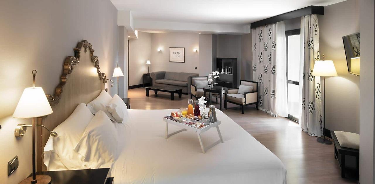 Palacio De Aviles Affiliated By Melia Kültér fotó A suite at the hotel
