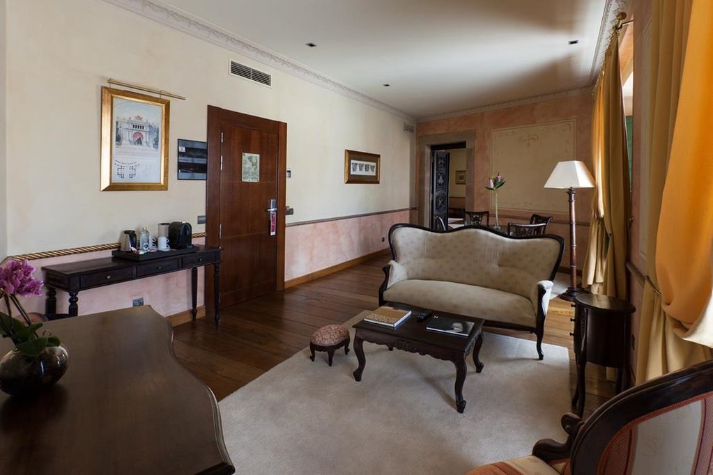 Palacio De Aviles Affiliated By Melia Kültér fotó A suite at the hotel
