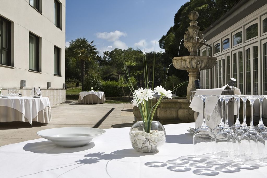Palacio De Aviles Affiliated By Melia Kültér fotó The hotel's courtyard