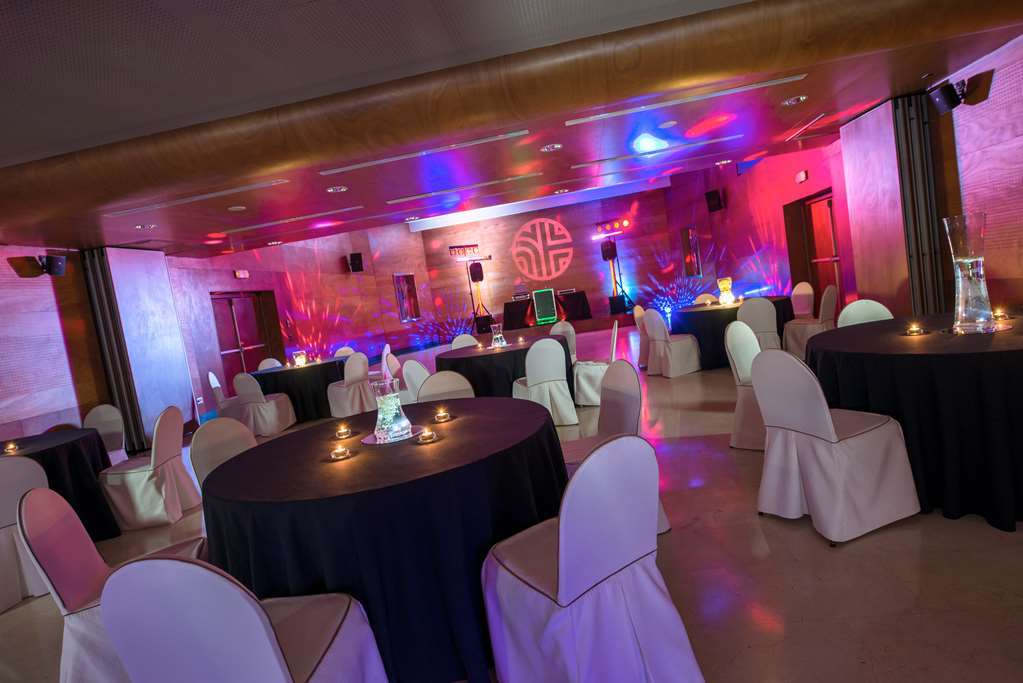 Palacio De Aviles Affiliated By Melia Kültér fotó The interior of the 100 Club